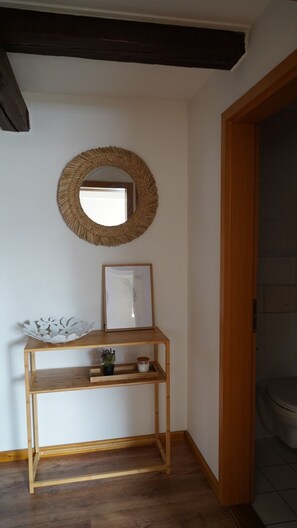 Secadora de cabello, toallas, papel de baño 