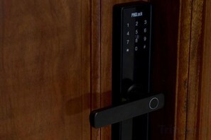 Une serrure à clavier numérique sur une porte en bois.