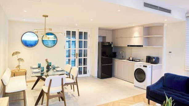 Een modern appartement met een eetgedeelte, keuken en woonruimte.