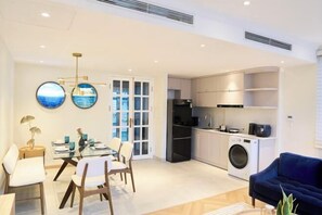Een modern appartement met een eetgedeelte, keuken en woonruimte.