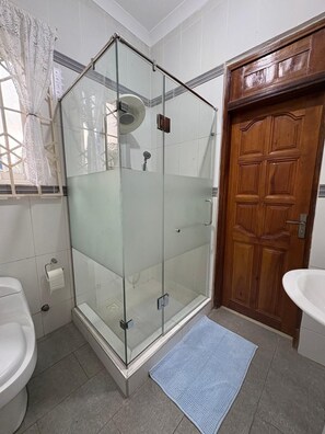 Douche, baignoire à jets, sèche-cheveux, serviettes fournies