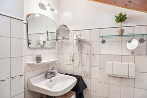 Regadera, secadora de cabello, toallas 