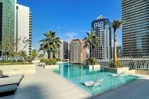 Outdoor pool - Elite Lux Holiday Homes - Elegant 2Br Suite in Business Bay, Dubai (Dubai)