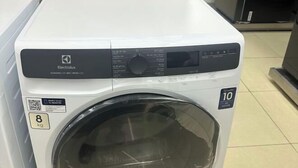 A front view of a white Electrolux washing machine with a digital control panel and a 10 kg capacity label. - Qing Xian Homestay (Bac Ninh)