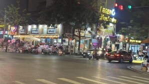 A street scene with a crosswalk, vehicles, and people. - Qing Xian Homestay (Bac Ninh)