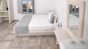 Un dormitorio con cama, armario, ventana y espejo.