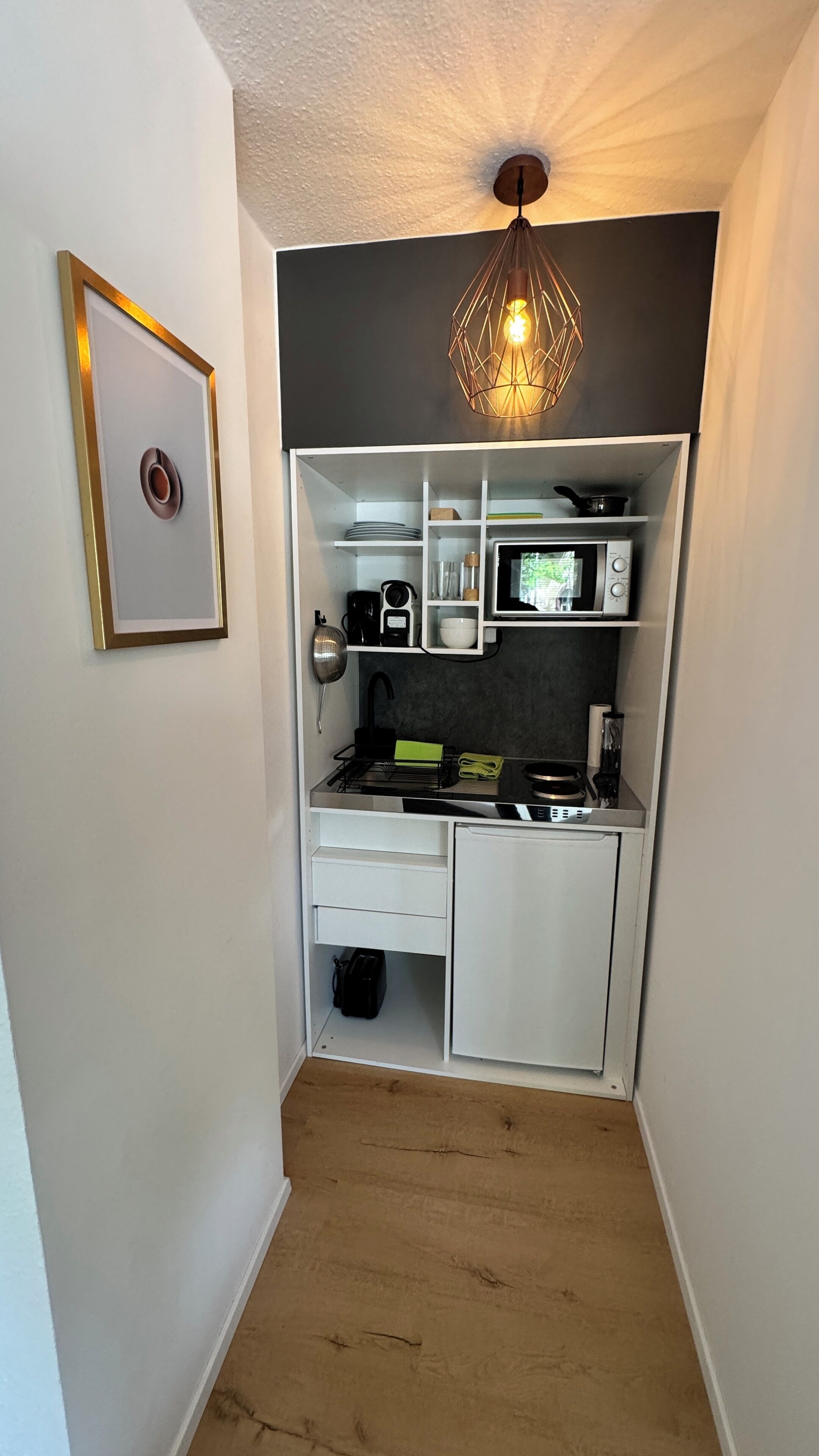 Kühlschrank, Mikrowelle, Herdplatte, Wasserkocher mit Kaffee-/Teezubehör