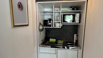 Kühlschrank, Mikrowelle, Herdplatte, Wasserkocher mit Kaffee-/Teezubehör