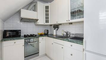 Comfort Apartment, 3 Bedrooms, City View | Private kitchen