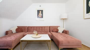 Comfort Apartment, 3 Bedrooms, City View | Living area