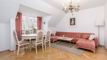 Appartamento Comfort, 3 camere da letto, vista città | Area soggiorno | TV a schermo piatto 40 pollici con canali digitali