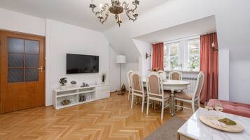 Comfort Apartment, 3 Bedrooms, City View | Living area