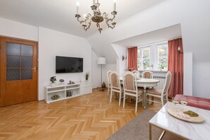 Apartamento conforto, 3 quartos, vista para a cidade | Área de estar | TV de tela plana 40 polegadas com canais digitais