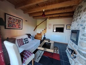 TV, peis, bøker og stereoanlegg