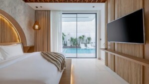 Une chambre d’hôtel moderne dotée d’un lit, d’une télévision, d’une vue sur la piscine et d’un plafond en bois.