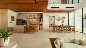Un intérieur moderne comprenant une cuisine, un coin repas et un espace de vie.