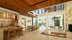Un intérieur moderne comprenant une cuisine, un coin repas et un espace de vie.