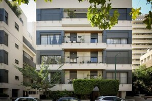 Room - Modern and Vibrant 1BR apt with Private Balcony (Tel Aviv)