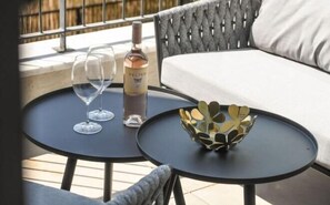 Room - Modern and Vibrant 1BR apt with Private Balcony (Tel Aviv)