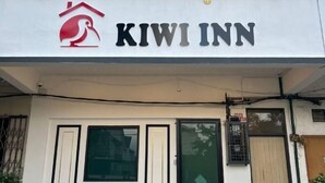 The exterior of a building with a sign that reads "KIWI INN". - Kiwi Inn (Pengkalan Aor)