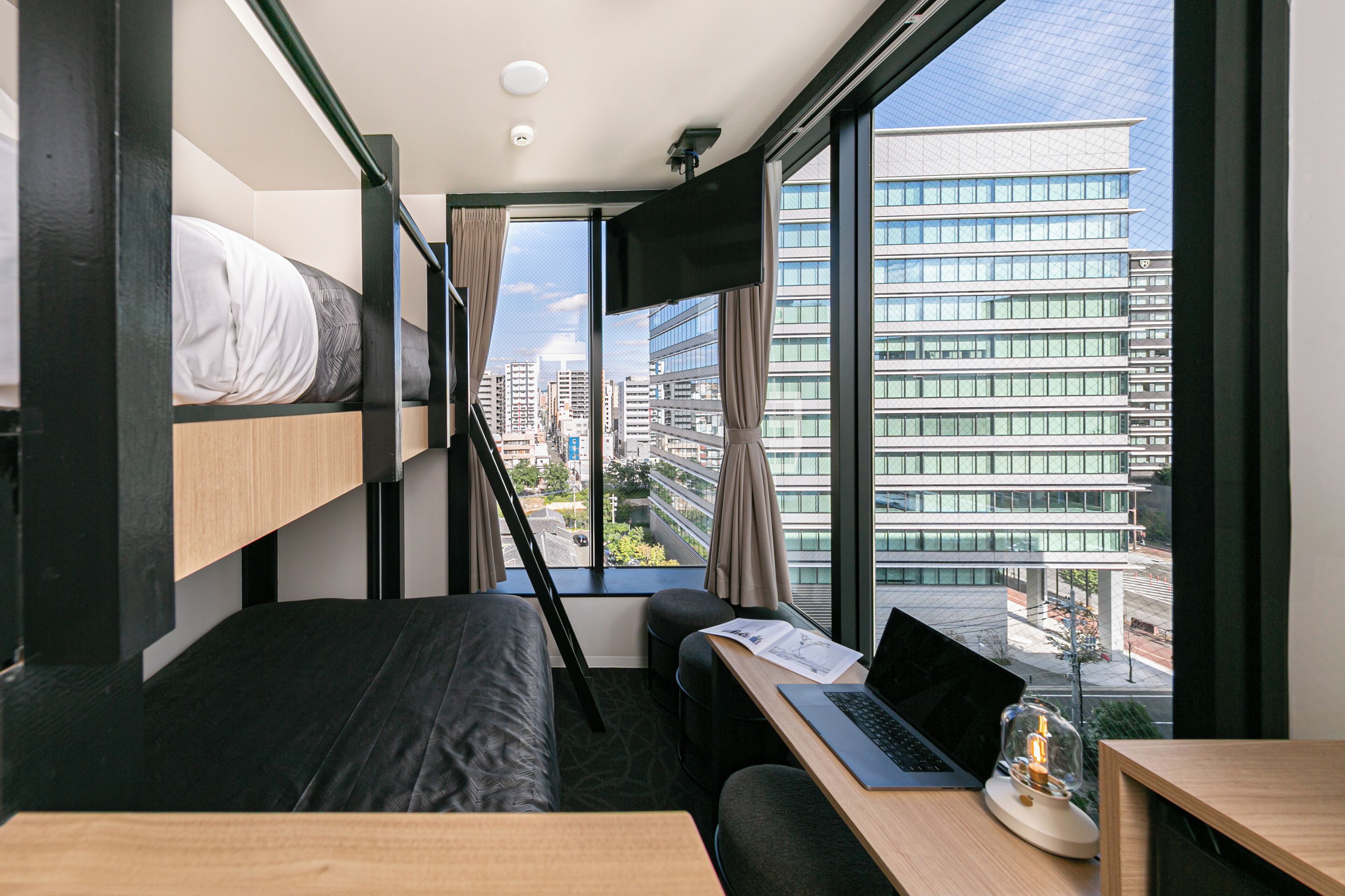 Quarto família | Escrivaninha, cortinas blackout, Wi-Fi de cortesia, roupa de cama