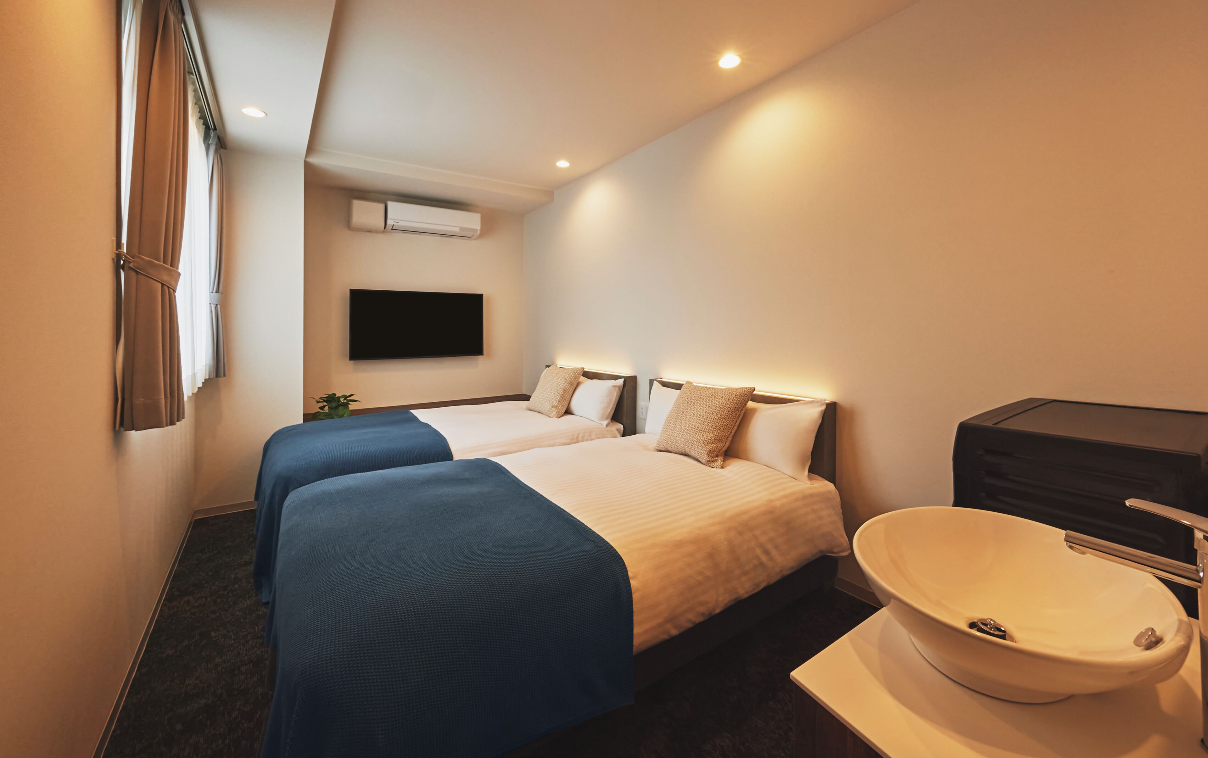 Desk, blackout drapes, free WiFi, bed sheets