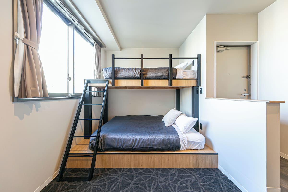 ファミリー スタジオ | デスク、遮光カーテン、WiFi (無料)、ベッドシーツ