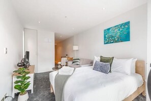 Room - Central Studio Private Balcony by Zodiak Stays (Auckland)