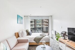 Room - Central Studio Private Balcony by Zodiak Stays (Auckland)