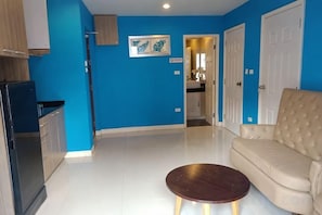 Living area - 2 Bedroom Condo in Pattaya (Jomtien Area, Pratamnak Hill, New North European Trend 6 Hotel Condo) (Pattaya)