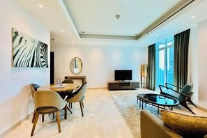 Restaurant - Stunning 1BR Full Marina View Orra Marina (Dubai)