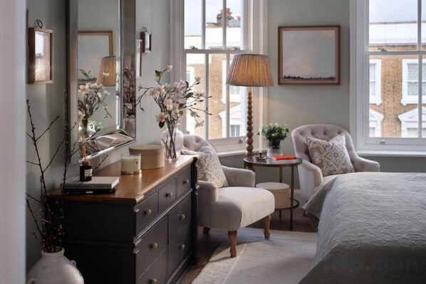 Unclassified image, 1 of 27, button - 317 Grand Maisonette (London)