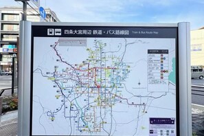 Un plan du réseau de bus indiquant plusieurs lignes et arrêts.