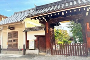 A traditional Japanese gate with a wooden structure and tiled roof. - 5 minutes from Shijo Omiya Station, in the center of Kyoto, a rental group (Kyoto)