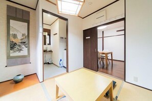 Room - 5 minutes from Shijo Omiya Station, in the center of Kyoto, a rental group (Kyoto)