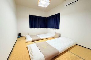 Room - 5 minutes from Shijo Omiya Station, in the center of Kyoto, a rental group (Kyoto)