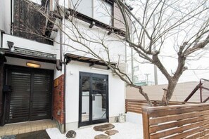 A building with a black door, a brick wall, and a wooden fence. - 5 minutes from Shijo Omiya Station, in the center of Kyoto, a rental group (Kyoto)