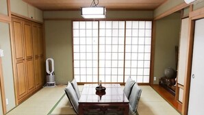 A traditional Japanese room with tatami flooring, a tatami mat table, and shoji screens. - Relaxing stay Fukunosou - Convenient Access Hakata (Fukuoka)
