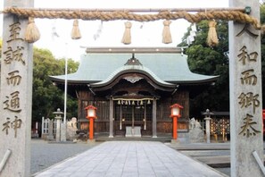 A traditional Japanese building with a tiled entrance, wooden pillars, and lanterns. - Relaxing stay Fukunosou - Convenient Access Hakata (Fukuoka)