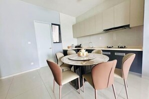 Dining - DANGA BAY SEAVIEW LAUREL SKYLINE STAY 15A2901 (Johor Bahru)