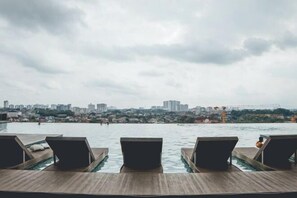 สระว่ายน้ำกลางแจ้ง