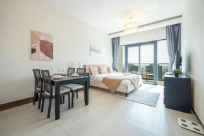 Cribs/infant beds - Comfy Studio with Pool, Gym & Racecourse Views (Dubai)