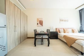 Dining - Comfy Studio with Pool, Gym & Racecourse Views (Dubai)