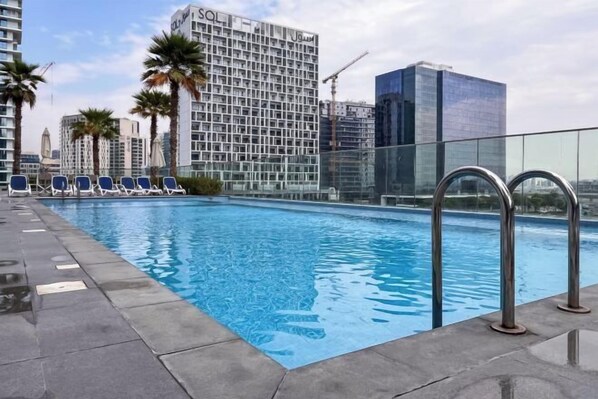 Outdoor pool - Comfy Studio with Pool, Gym & Racecourse Views (Dubai)