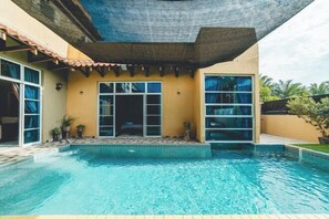 Outdoor pool - Batu Pahat Santalia Pool Villa 4BR 12pax (Simpang Kanan)
