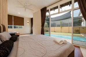 Iron/ironing board - Batu Pahat Santalia Villa 4BR 12pax Private Pool (Simpang Kanan)