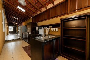 Private kitchen - Batu Pahat Santalia Villa 4BR 12pax Private Pool (Simpang Kanan)