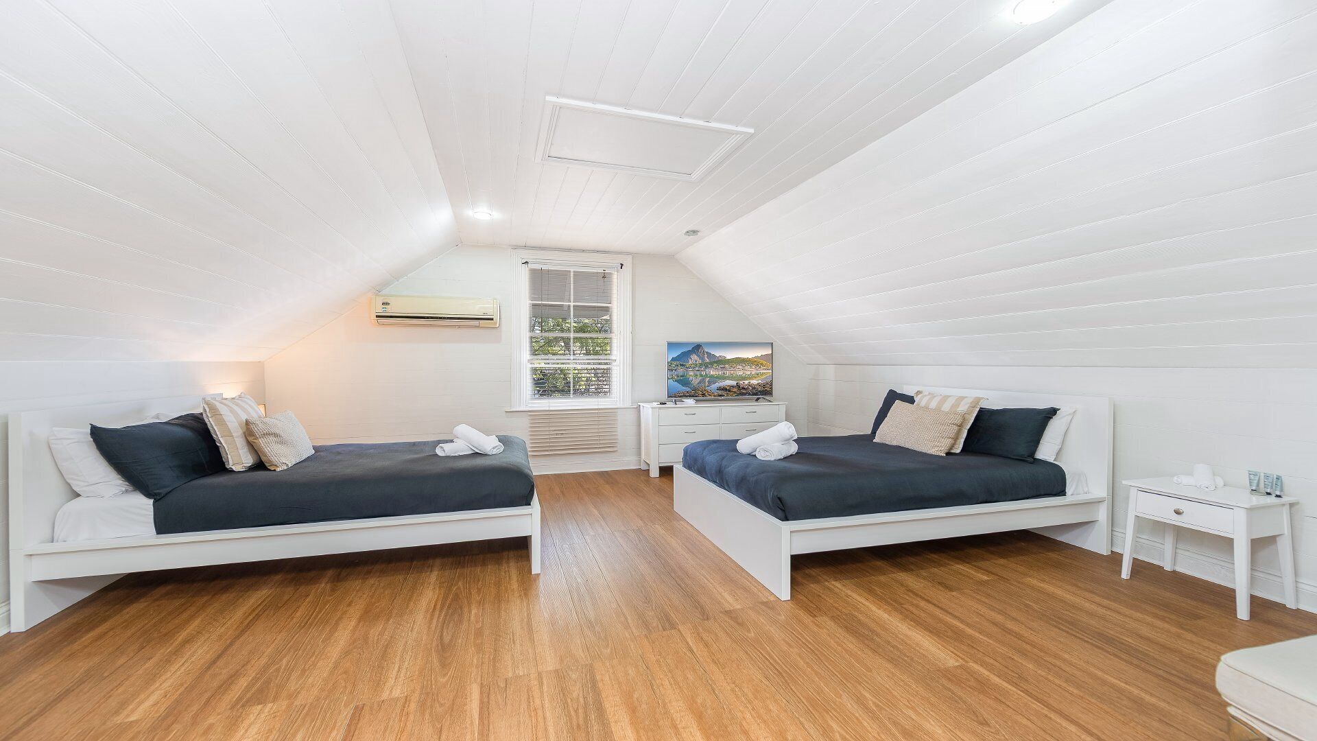 4 bedrooms, free WiFi, bed sheets