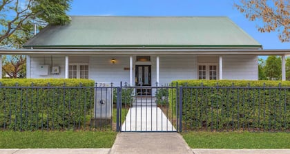 Casita - Modern 4 bedroom cottage in heart of Singleton