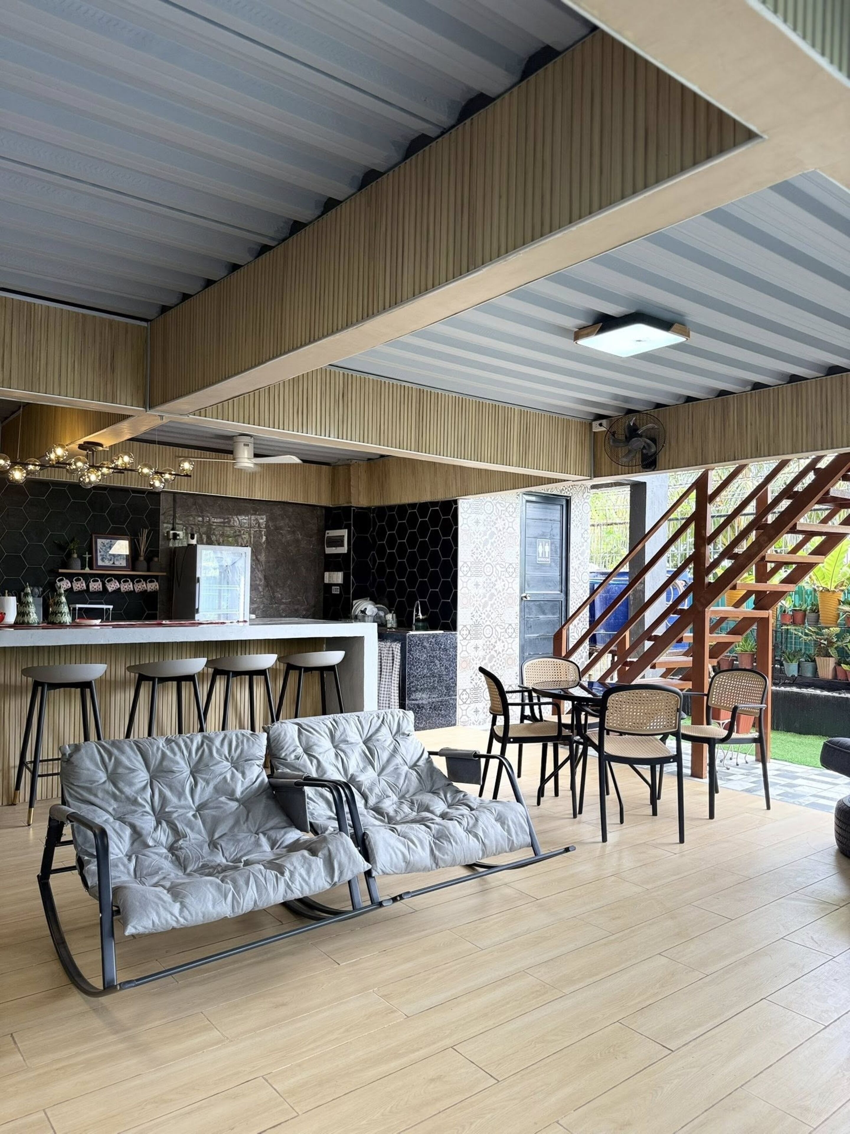 Nhà tiện nghi đơn giản, 1 phòng ngủ, hồ bơi riêng, khu vực vườn | Phòng khách | Smart TV 58-inch có truyền hình kỹ thuật số, sách 